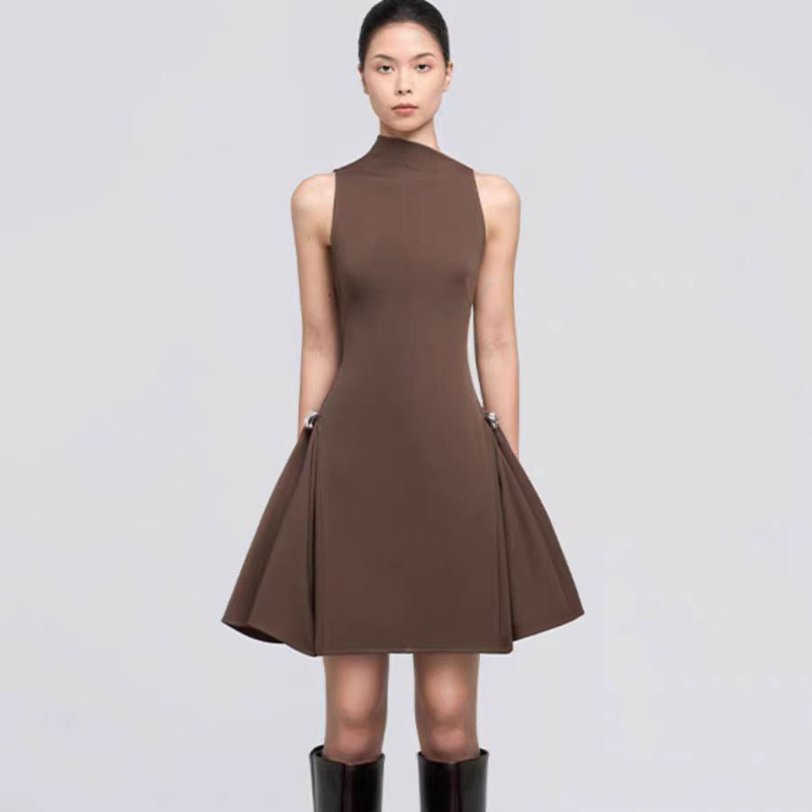 Metal buckle symmetrical pleated sleeveless short skirt with waist cinching dress